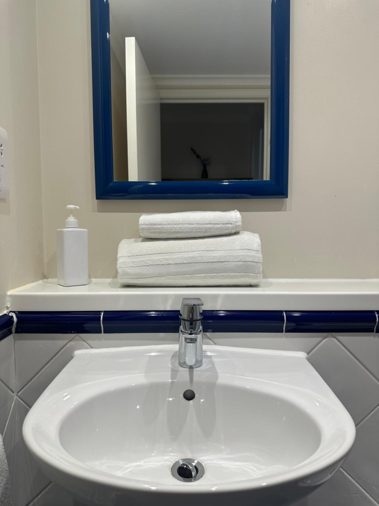 Go2 Glasgow Cumbernauld Hotel - Free Parking And Pet Friendly Kültér fotó